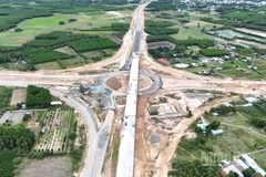 Các đơn vị thi công đang "chạy nước rút" để có thể thông xe kỹ thuật cao tốc Biên Hòa-Vũng Tàu và Vành đai 3-Thành phố Hồ Chí Minh trước ngày 19/12/2025. 