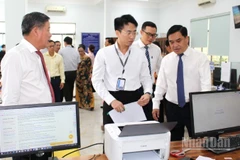 Các đồng chí Ủy viên Ban Thường vụ Tỉnh ủy Đồng Nai kiểm tra việc vận hành thử nghiệm tại phường Phước Tân.