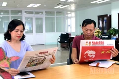 Cán bộ ở Đồng Nai đọc Báo Nhân Dân.