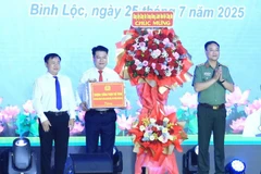 Thượng tướng Phạm Thế Tùng, Thứ trưởng Công an tặng quà chúc mừng Ngày hội toàn dân bảo vệ an ninh Tổ quốc phường Bình Lộc, tỉnh Đồng Nai.