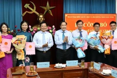Thường trực Hội đồng nhân dân tỉnh và lãnh đạo Đoàn đại biểu Quốc hội tỉnh Đồng Nai trao các quyết định bổ nhiệm các chức danh lãnh đạo Văn phòng Đoàn đại biểu Quốc hội và Hội đồng nhân dân tỉnh.