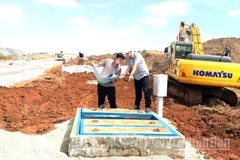 Kỹ sư, nhân viên Công ty cổ phần Cấp nước Đồng Nai kiểm tra hạng mục cuối cùng đồng hồ tổng để cấp nước cho sân bay quốc tế Long Thành trong ngày 18/12.