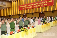 Các đại biểu thực hiện lễ chào cờ tại Đại hội.