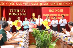 Các đồng chí trong tập thể Thường trực Tỉnh ủy Đồng Nai chúc mừng 3 đồng chí được chỉ định Ủy viên Ban Thường vụ Tỉnh ủy.