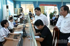 Lãnh đạo phường Trấn Biên kiểm tra việc giải quyết thủ tục tại Trung tâm phục vụ hành chính công.