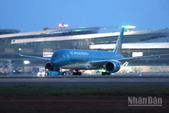 Khoảng 18 giờ, chuyến bay mang số hiệu VN5002 cất cánh thành công từ sân bay Long Thành.