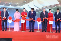 Phó Thủ tướng Thường trực Chính phủ Nguyễn Hòa Bình cùng Bí thư Tỉnh ủy Đồng Nai Vũ Hồng Văn và các đại biểu thực hiện nghi thức cắt băng khánh thành các công trình sân bay Long Thành.