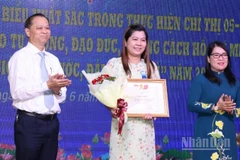 Lãnh đạo Tỉnh ủy Đồng Nai và Liên đoàn Lao động tỉnh tuyên dương cá nhân tiêu biểu.
