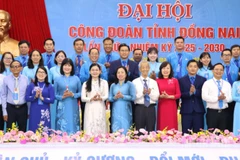 Lãnh đạo Tổng Liên đoàn Lao động Việt Nam và tỉnh Đồng Nai cùng các đại biểu.