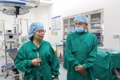 Hội đồng thẩm định chuyên môn của Bộ Y tế trao đổi với bác sĩ của Bệnh viện đa khoa Đồng Nai về triển khai kỹ thuật ghép thận.