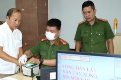 Cán bộ Công an tỉnh Đồng Nai làm căn cước công dân cho người dân tại Trung tâm phục vụ hành chính công tỉnh Đồng Nai.