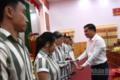 Phó Chủ tịch Ủy ban nhân dân tỉnh Đồng Nai Hồ Văn Hà trao giấy chứng nhận đặc xá cho phạm nhân tại Trại giam Xuân Lộc.