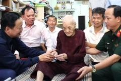 Phó Thủ tướng Trần Hồng Hà thăm hỏi, tặng quà Mẹ Việt Nam Anh hùng Nguyễn Thị Mùi.