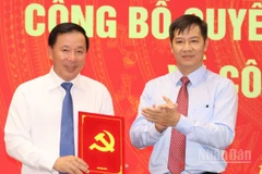 Đồng chí Nguyễn Thành Tâm trao quyết định cho đồng chí Nguyễn Văn Út.