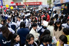 Hàng nghìn học sinh đội mưa đến tham gia chương trình trong sáng 17/1.