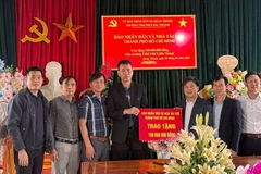 Đại diện Báo Nhân Dân tại Nghệ An trao tặng 100 triệu đồng cho Trường tiểu học và trung học cơ sở Bắc Thành.