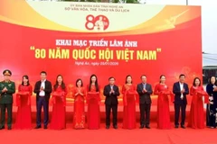 Các đại biểu cắt băng khai mạc triển lãm.