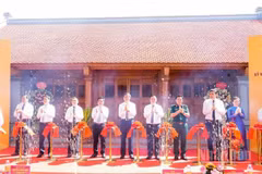 Các đồng chí lãnh đạo, nguyên lãnh đạo Đảng, Nhà nước, Quân khu 4, tỉnh Nghệ An cắt băng khánh thành Dự án tu bổ, tôn tạo Di tích nhà thờ và mộ đồng chí Hồ Tùng Mậu.
