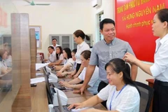 Cán bộ, công chức xã Hưng Nguyên Nam tiếp nhận thủ tục hành chính cho người dân tại Trung tâm phục vụ hành chính công.