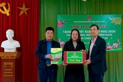 Đại diện Công đoàn Ngân hàng Chính sách xã hội Việt Nam trao tặng quà Tết cho người dân xã Quỳ Châu.