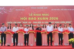 Các đại biểu cắt băng khai mạc Hội Báo Xuân Bính Ngọ 2026.