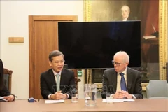 Bí thư Trung ương Đảng, Chánh án Toà án Nhân dân Tối cao Lê Minh Trí hội đàm với Nam tước Robert Reed, Chánh án Toà án Tối cao Vương quốc Liên hiệp Anh và Bắc Ireland. Ảnh: HỮU TIẾN/PV TTXVN tại Anh