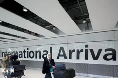 Hành khách tại sân bay Heathrow ở thủ đô London, Anh. (Ảnh: THX/TTXVN)