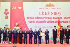 Phó Chủ tịch Thường trực Quốc hội Đỗ Văn Chiến trao Huân chương Độc lập hạng Nhì cho Ủy ban Kinh tế và Tài chính của Quốc hội. (Ảnh: Minh Đức/TTXVN)