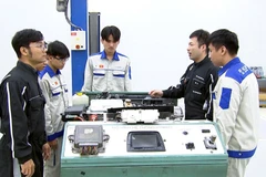 Sinh viên thực hành công nghệ trong chương trình liên kết doanh nghiệp tại Trường cao đẳng Cơ điện Hà Nội.