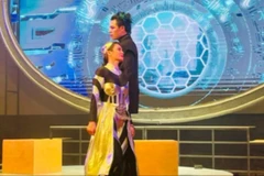 Công nghệ là “trợ thủ” đắc lực của nghệ thuật biểu diễn. (Trong ảnh: Một cảnh trong vở cải lương "Cánh cửa khép hờ")