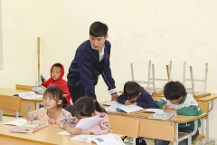 Trẻ em Si La bản Nậm Sin (xã Mường Nhé, tỉnh Điện Biên) được đến trường học đầy đủ. (Ảnh VŨ LỢI)