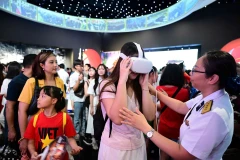 Trải nghiệm thực tế ảo VR tại Triển lãm “80 năm Hành trình Độc lập-Tự do-Hạnh phúc”. (Ảnh VIỆT TRUNG)