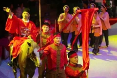 Cảnh "Vinh quy bái tổ" tái hiện khoảnh khắc người đỗ đạt trở về quê hương, tôn vinh khát vọng học hành, tinh thần hiếu nghĩa và tự hào cộng đồng – những giá trị bền vững trong tranh dân gian Đông Hồ.