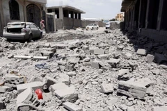Cảnh đổ nát sau các cuộc không kích nhằm vào các mục tiêu của Houthi tại Sanaa, Yemen. (Ảnh: THX/TTXVN)