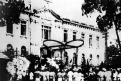 Ngày 19/8/1945, sau cuộc mít tinh tại Quảng trường Nhà hát Lớn, quần chúng nhân dân Thủ đô đã đánh chiếm Bắc Bộ phủ, cơ quan đầu não của chính quyền tay sai Pháp ở Bắc Bộ. (Nguồn: Tư liệu TTXVN)