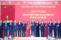 Tổng Bí thư Tô Lâm và các đại biểu tặng hoa chúc mừng đồng chí Bùi Thị Minh Hoài. Ảnh: ĐĂNG KHOA