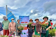 Ủy ban nhân dân phường Mũi Né tổ chức chương trình Đổi rác thải nhựa lấy cây hoa giấy năm 2025.