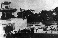Nhân dân Thừa Thiên-Huế tham gia giành chính quyền và kéo vào cửa Thượng Tứ ngày 23/8/1945, ngày cách mạng thắng lợi tại Huế. (Ảnh: Tư liệu TTXVN)