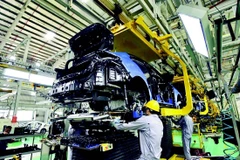 Vận hành hệ thống máy móc hiện đại sản xuất sản phẩm dệt nhuộm tại Công ty TNHH dệt nhuộm Ninh Thuận, Khu công nghiệp Du Long, xã Thuận Bắc, tỉnh Khánh Hòa. (Ảnh NGUYỄN THÀNH)