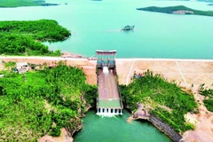 Tràn xả lũ hồ Vực Tròn vừa được đầu tư, bảo đảm yêu cầu điều tiết nước trong mùa mưa lũ. Ảnh: HƯƠNG GIANG