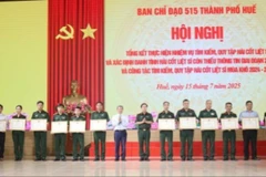 Ban Chỉ đạo 515 thành phố Huế trao Bằng khen tặng 15 cá nhân có thành tích xuất sắc trong thực hiện nhiệm vụ.