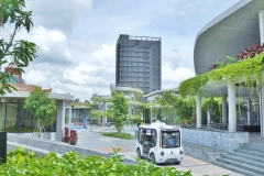 Xe tự hành do Công ty Phenikaa-X sản xuất chạy thử nghiệm tại Khu thương mại Hikari, phường Bình Dương, Thành phố Hồ Chí Minh. (Ảnh: ÁNH DƯƠNG)