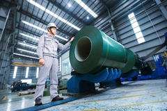 Dây chuyền sản xuất tôn màu tại nhà máy của Tập đoàn Hòa Phát. (Ảnh: NGUYỄN NGHI)