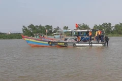 Bộ đội Biên phòng đôn đốc, hướng dẫn tàu cá vào nơi neo đậu an toàn.