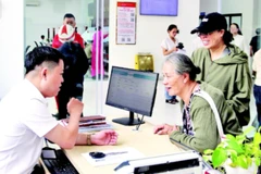 Cán bộ phường Hải Châu (TP Đà Nẵng) hướng dẫn người dân giải quyết thủ tục hành chính.