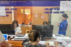 Người dân làm thủ tục chứng thực tại phường Định Công, Hà Nội.