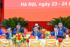 Đồng chí Trần Cẩm Tú, Ủy viên Bộ Chính trị, Thường trực Ban Bí thư, Bí thư Đảng ủy các cơ quan Đảng Trung ương cùng các đồng chí Đoàn Chủ tịch điều hành Đại hội. (Ảnh DUY LINH)