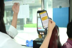 Thanh toán không tiếp xúc bằng thẻ NAPAS trên mạng lưới xe buýt.
