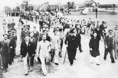 Nhân dân Hà Nội đón mừng Chủ tịch Hồ Chí Minh và các vị được giới thiệu ứng cử Đại biểu Quốc hội. Hà Nội, ngày 5/1/1946. (Nguồn: Bảo tàng Hồ Chí Minh)