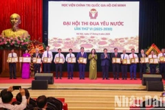 Đồng chí Nguyễn Xuân Thắng, Ủy viên Bộ Chính trị, Giám đốc Học viện Chính trị quốc gia Hồ Chí Minh, Chủ tịch Hội đồng Lý luận Trung ương và đồng chí Võ Thị Ánh Xuân, Ủy viên Trung ương Đảng, Phó Chủ tịch nước, Phó Chủ tịch thứ nhất Hội đồng Thi đua - Khen thưởng Trung ương tặng bằng khen biểu dương, tôn vinh các cá nhân điển hình tiên tiến. (Ảnh: DUY LINH)